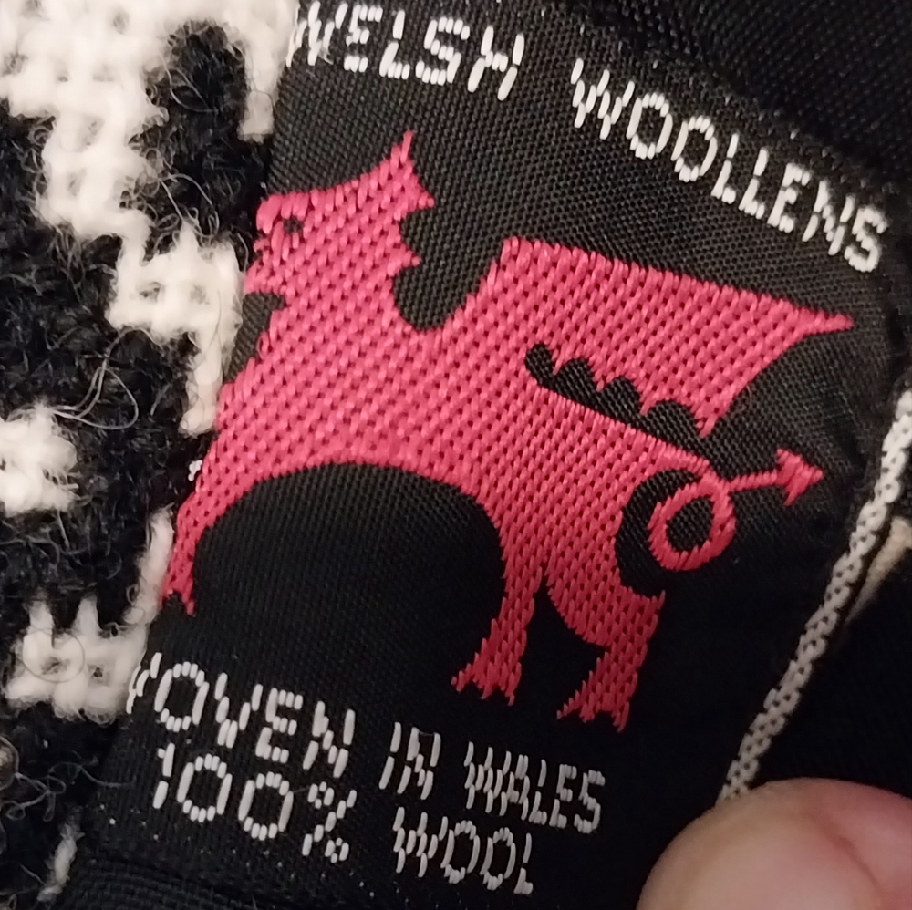 Welsh Woollens Vintage Black & Cream Pattern 100% Wool Snap Closure Cape - Picture 4 of 11